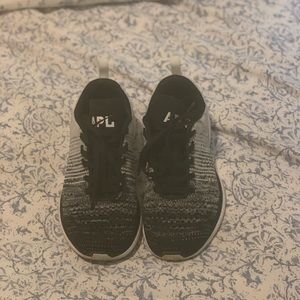 APL sneakers 5.5